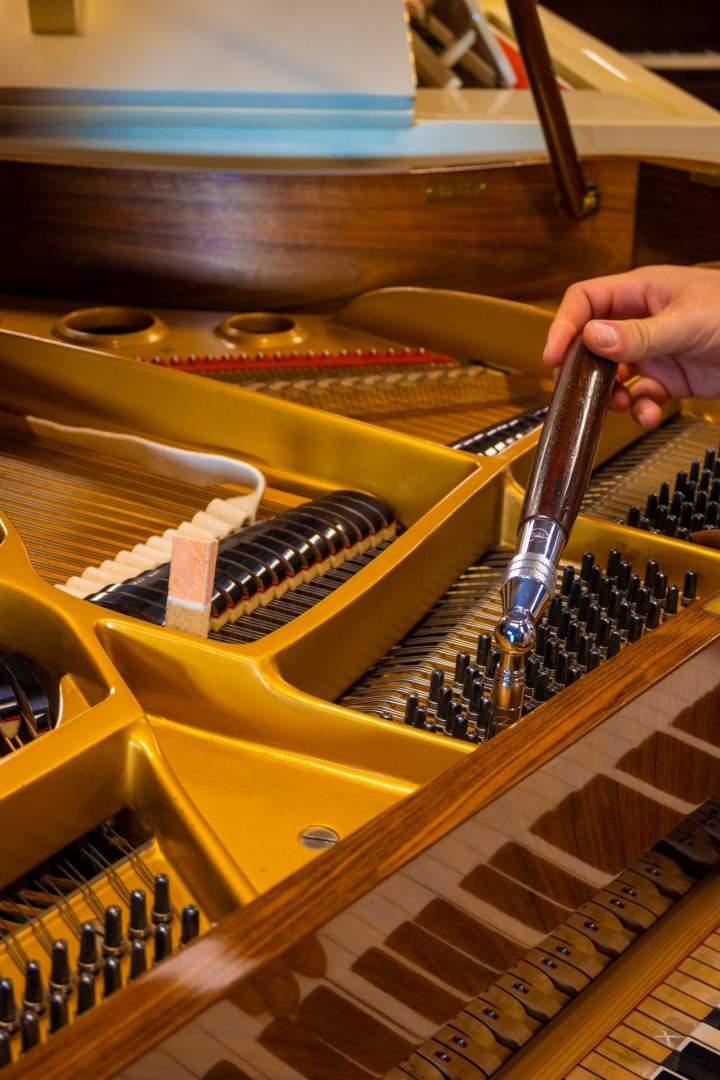 Faites accorder votre piano chez Piano Deleaune pour lui permettre de conserver une sonorité agréable et harmonieuse. 