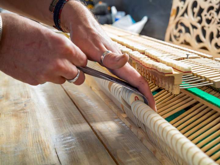 Prenez soin de votre piano grâce à un entretien régulier, pour préserver sa sonorité, son confort de jeu et sa longévité.